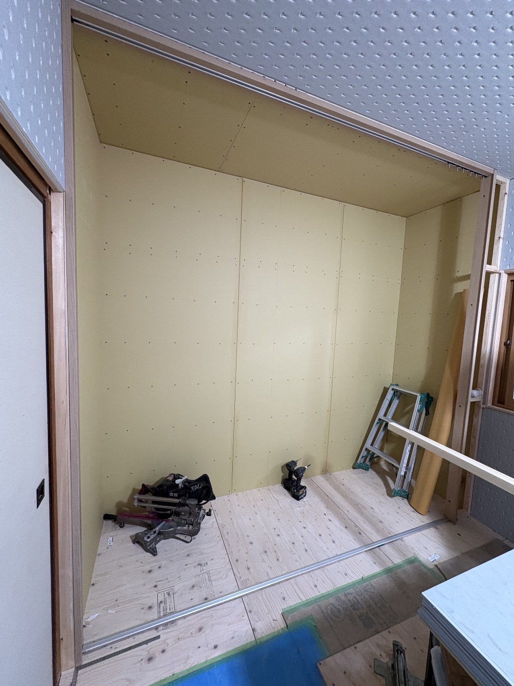 収納スペース　下地
