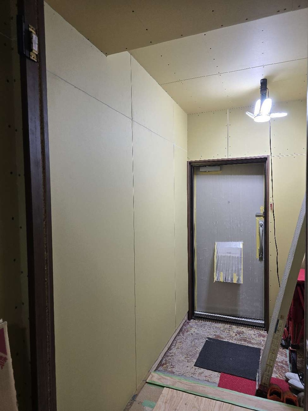 ボード貼りも終盤に(玄関)