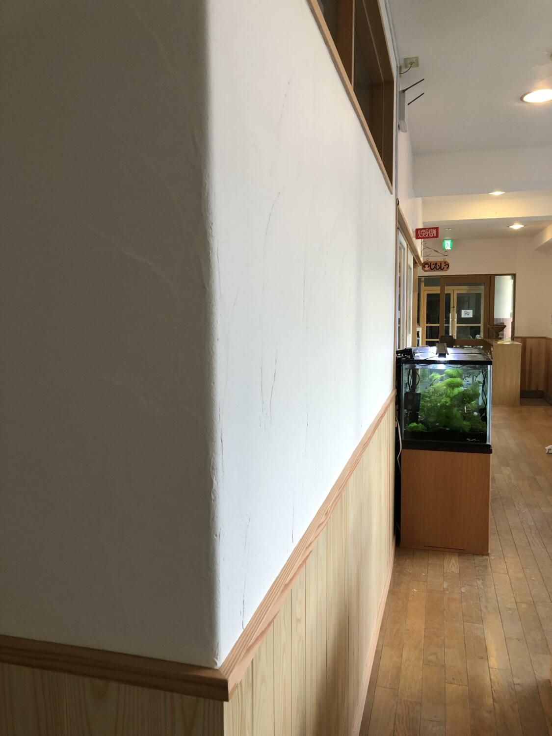 腰杉板と漆喰壁