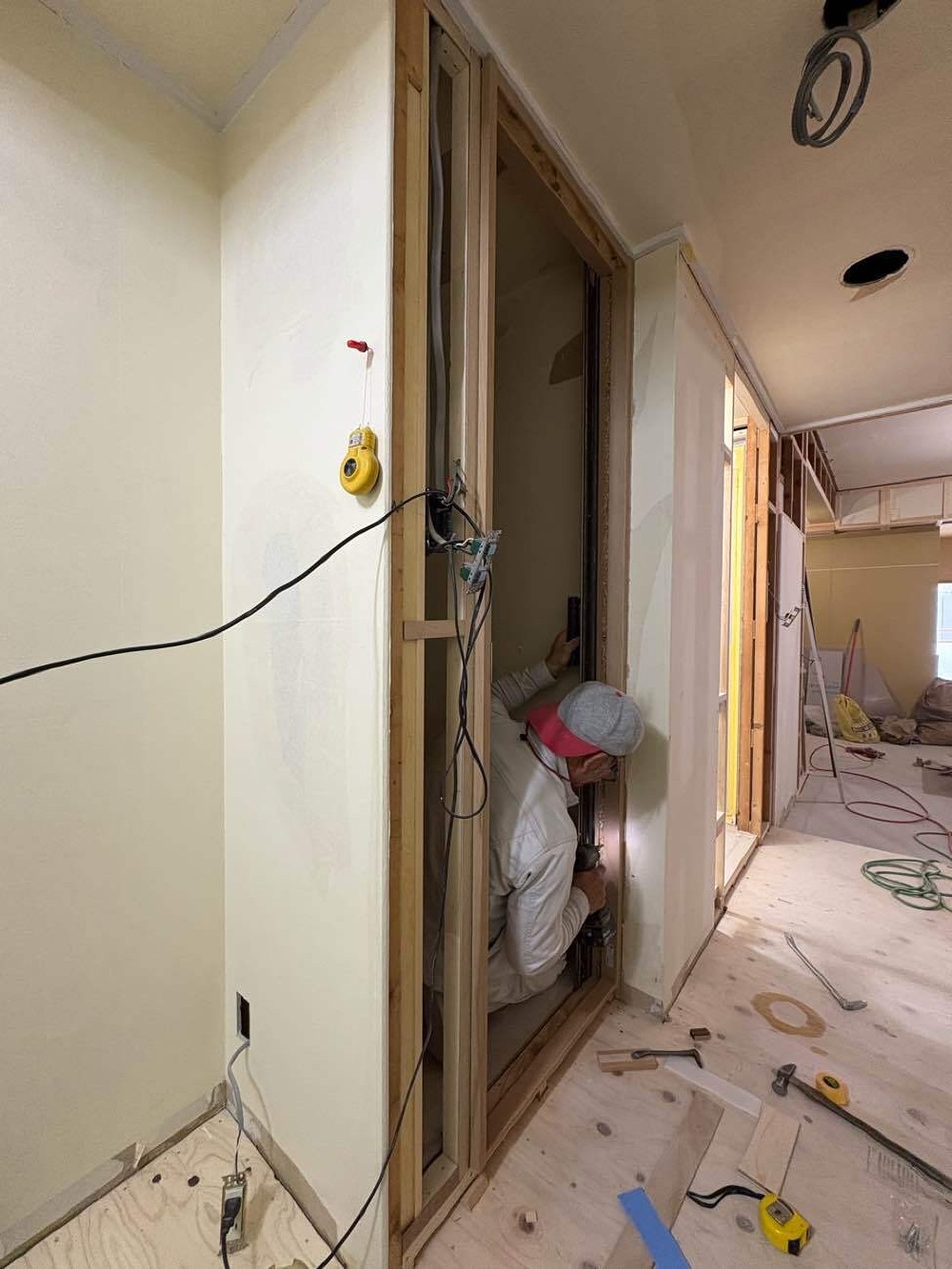 建具枠が付き始めました