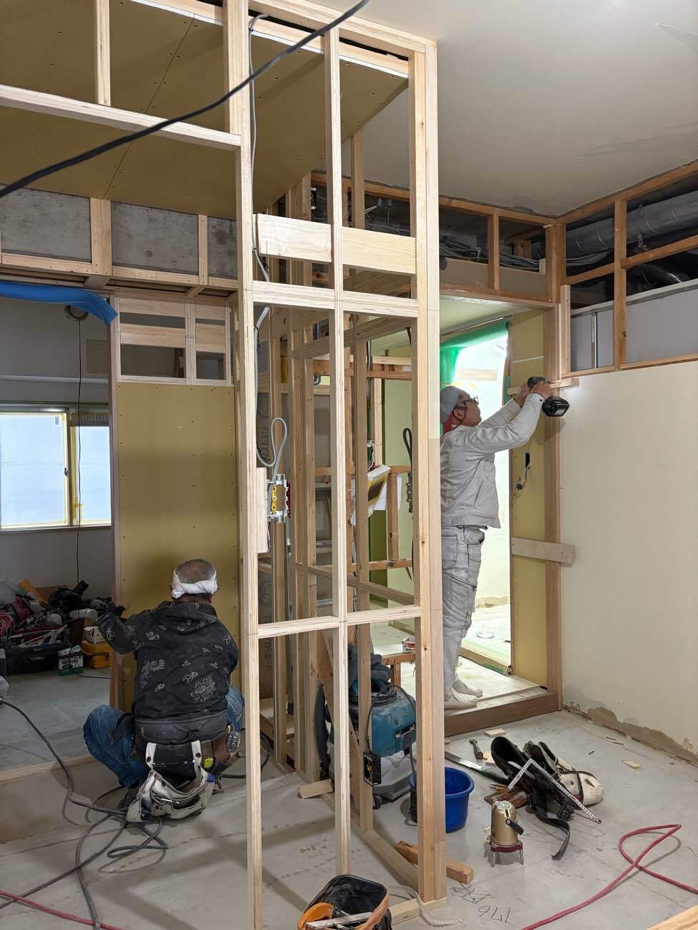 ボード貼りと開口枠取り付け