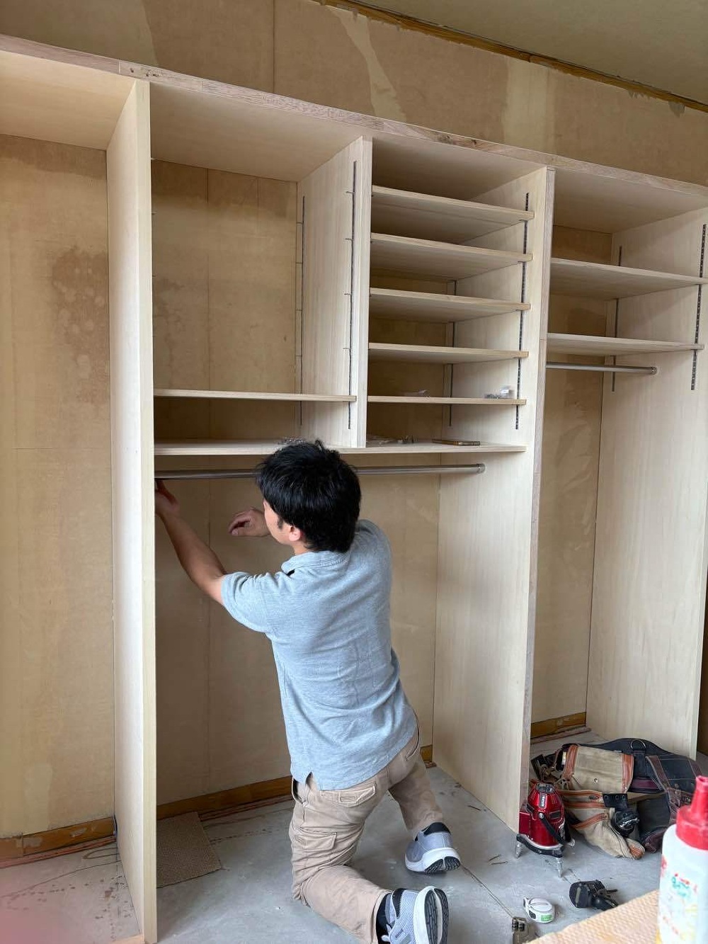 収納組み立て中