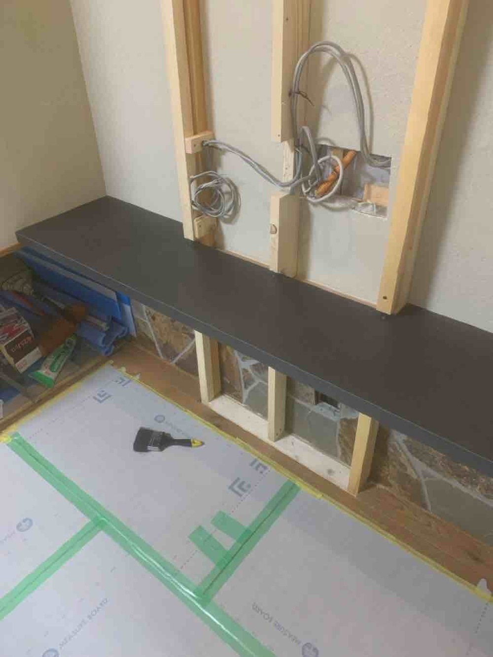 壁掛けテレビの壁の中