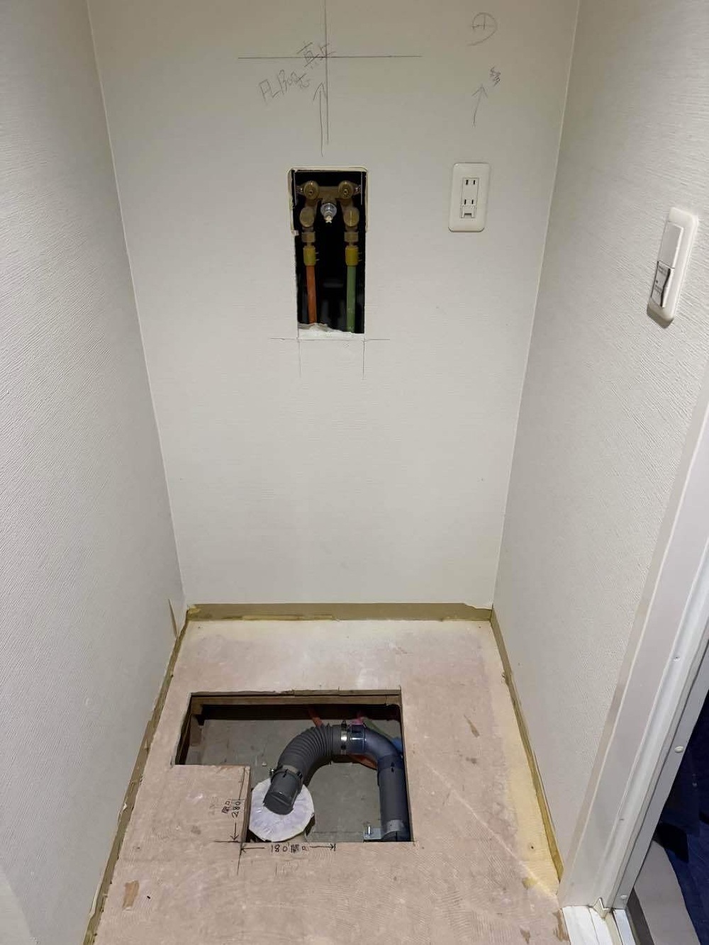 壁と床の中