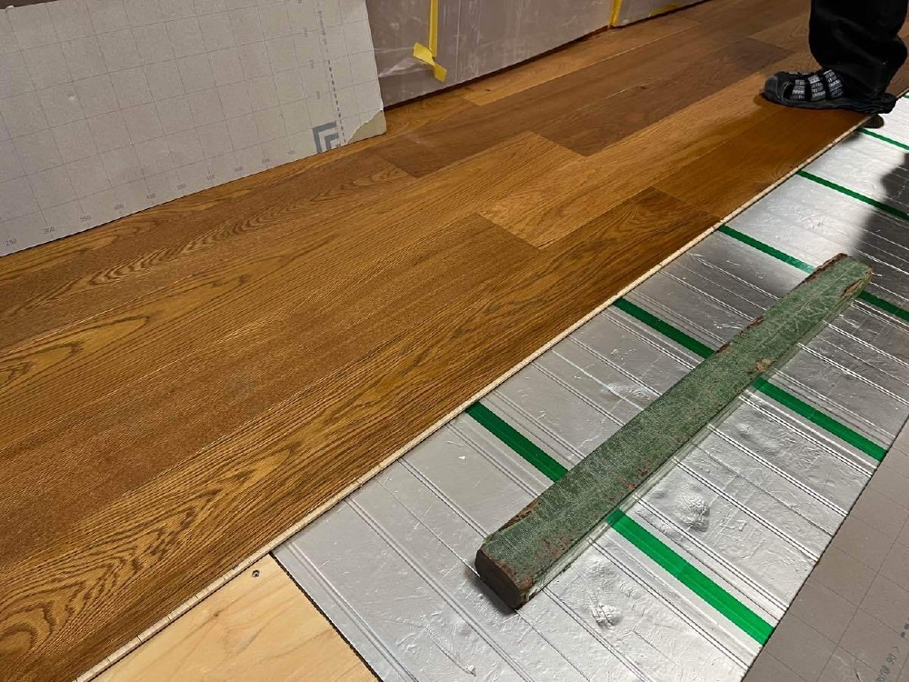 フローリング貼り2日目