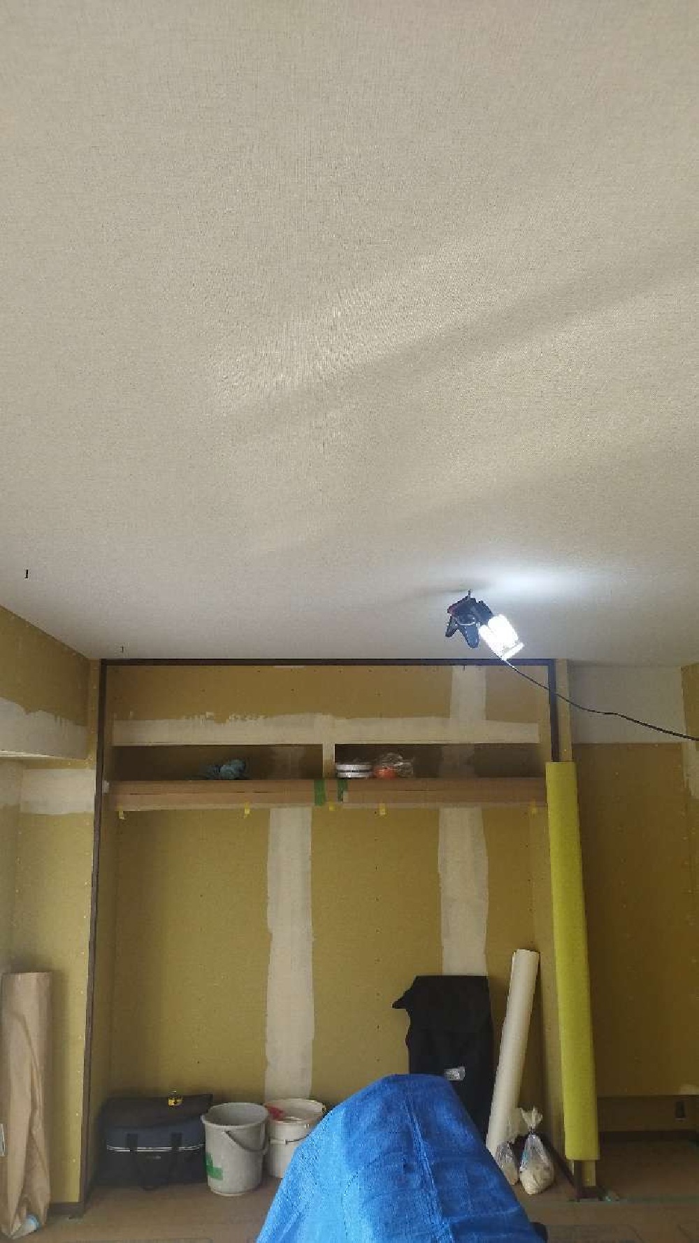 天井から貼ります