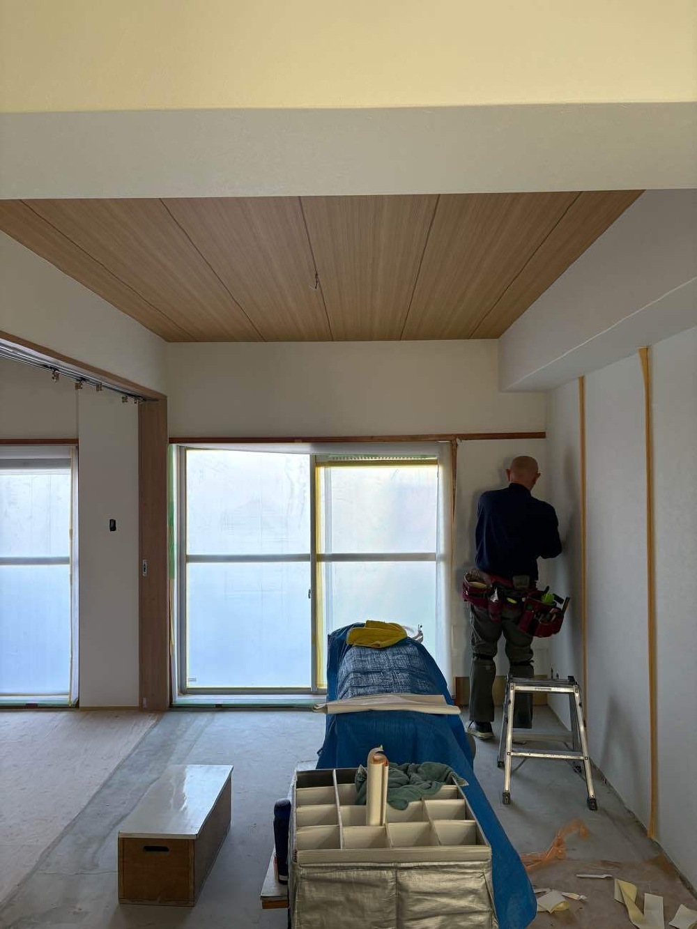 今日もクロス工事