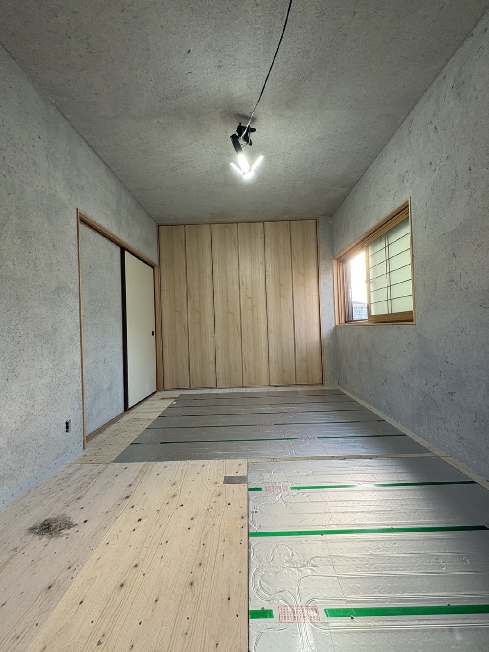 今日はフローリングの工程です