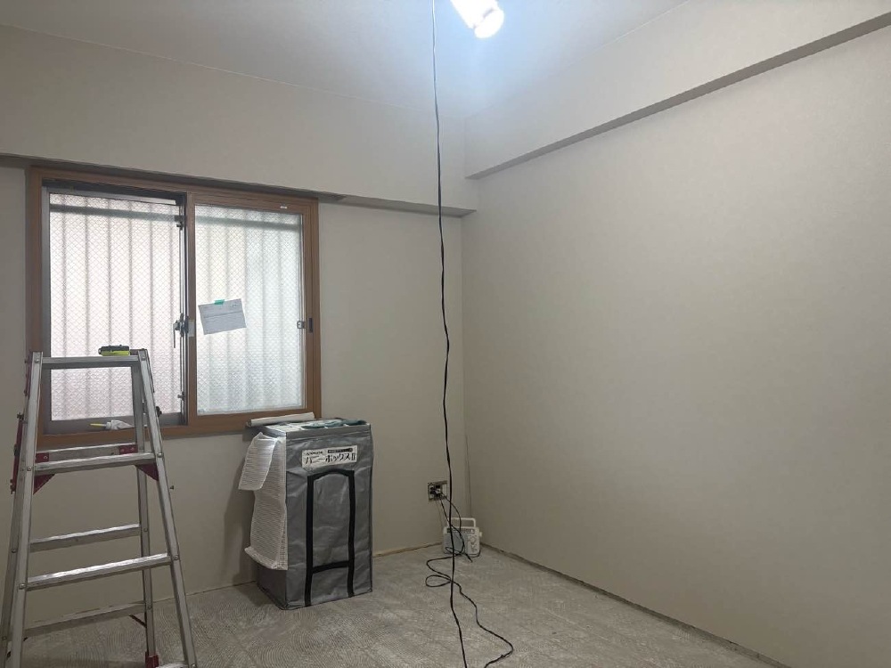 洋室のクロス貼り完了