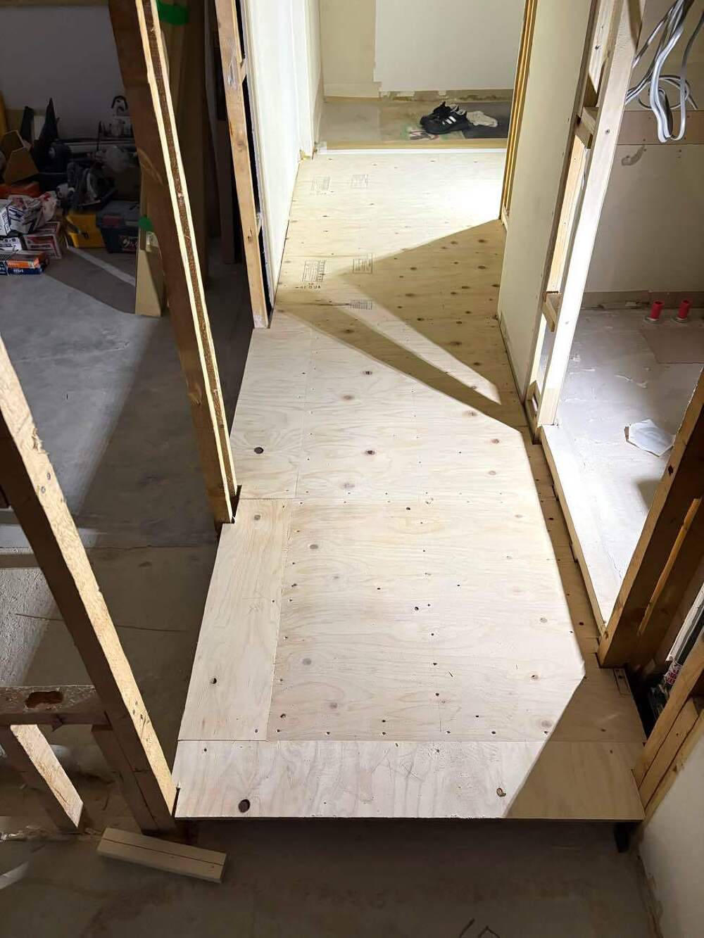 廊下の床板貼り増し、天井のボード貼り作業