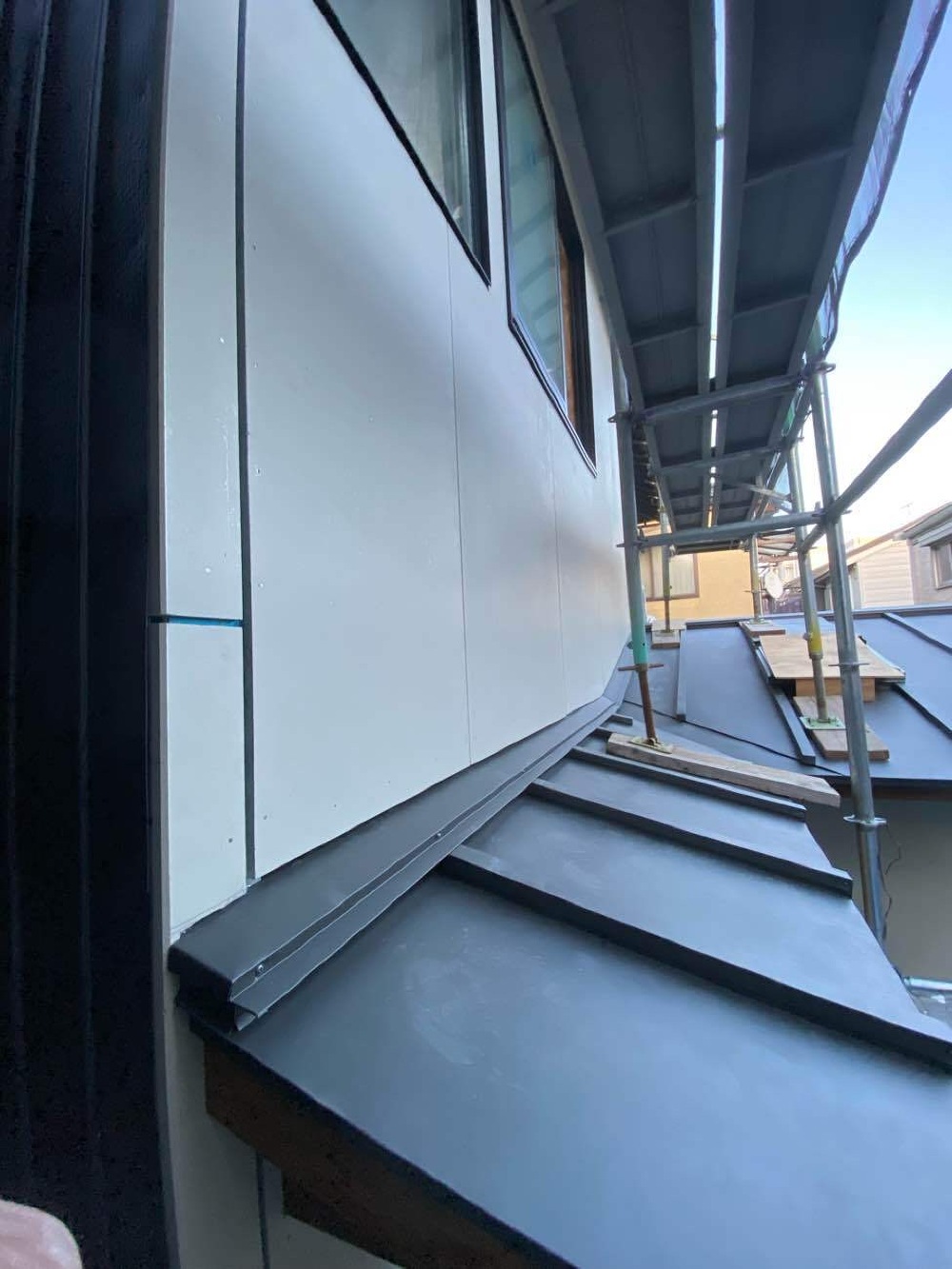 屋根と庇の板金工事