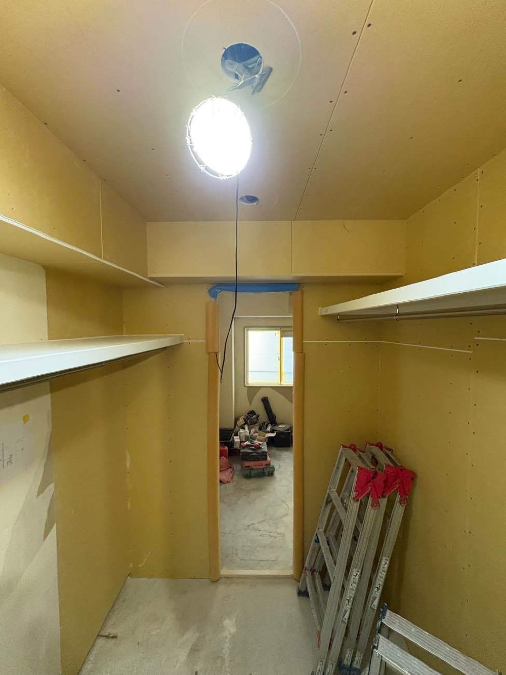 WICの枕棚とハンガーパイプ