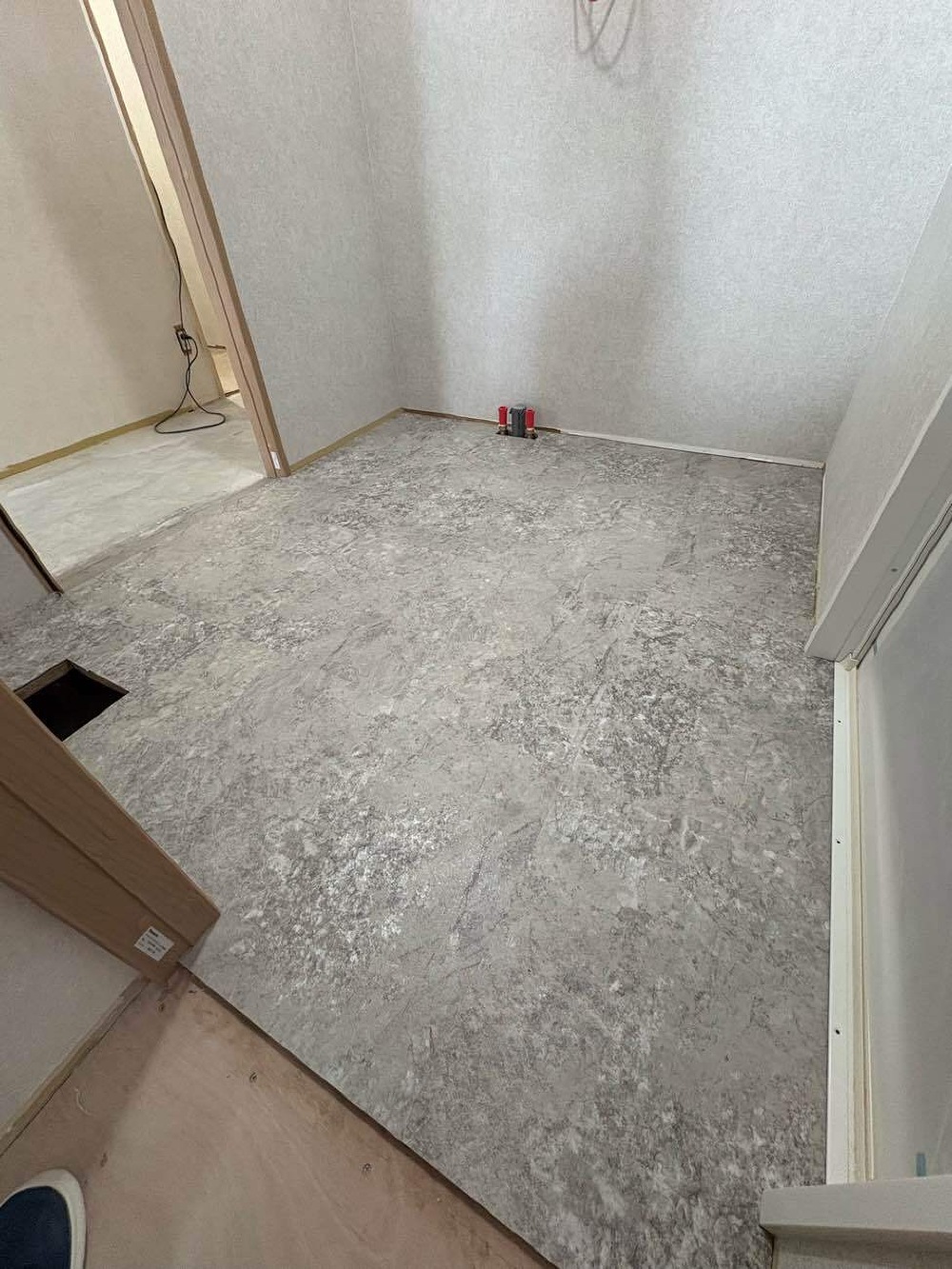 洗面の床貼り