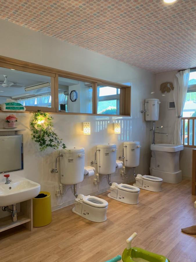 遊びこころいっぱいの機能的な子供たちのトイレ