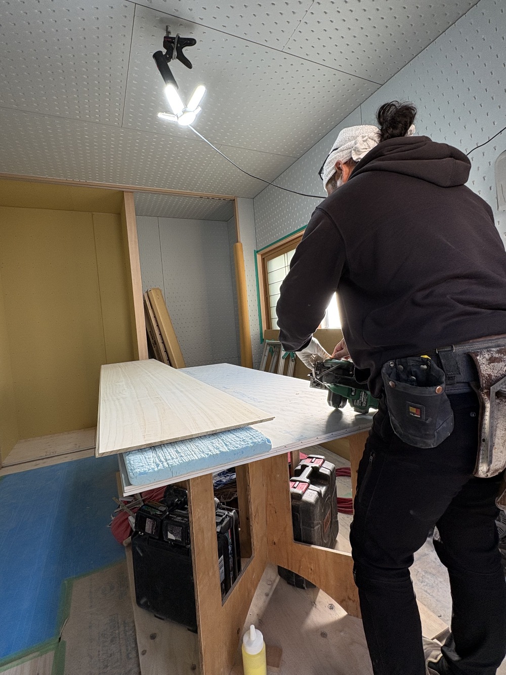 収納左半分　桐パネル