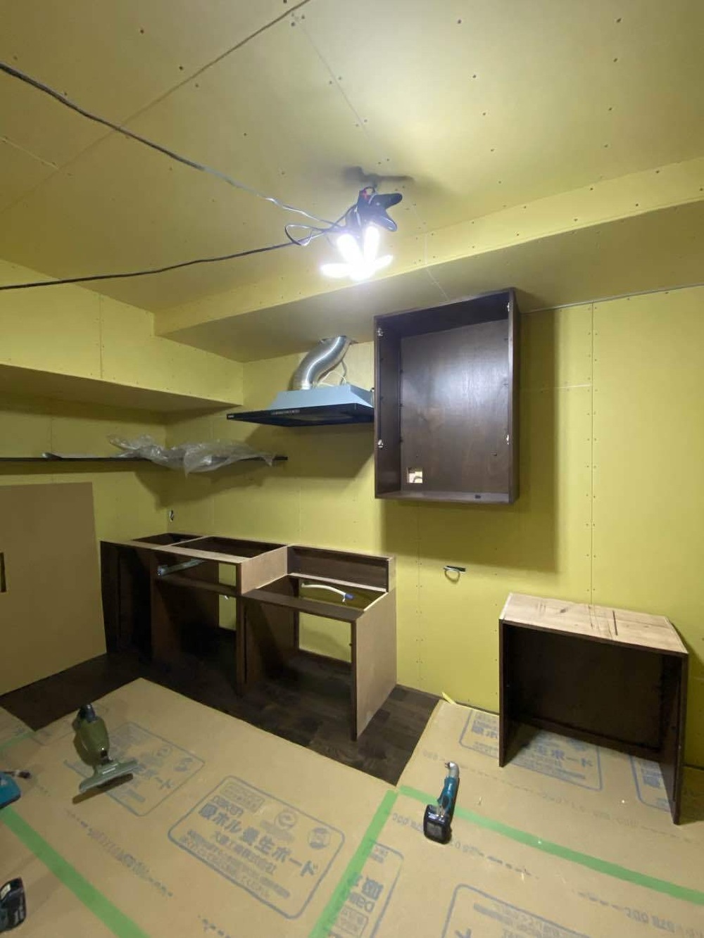 キッチン搬入・組立中