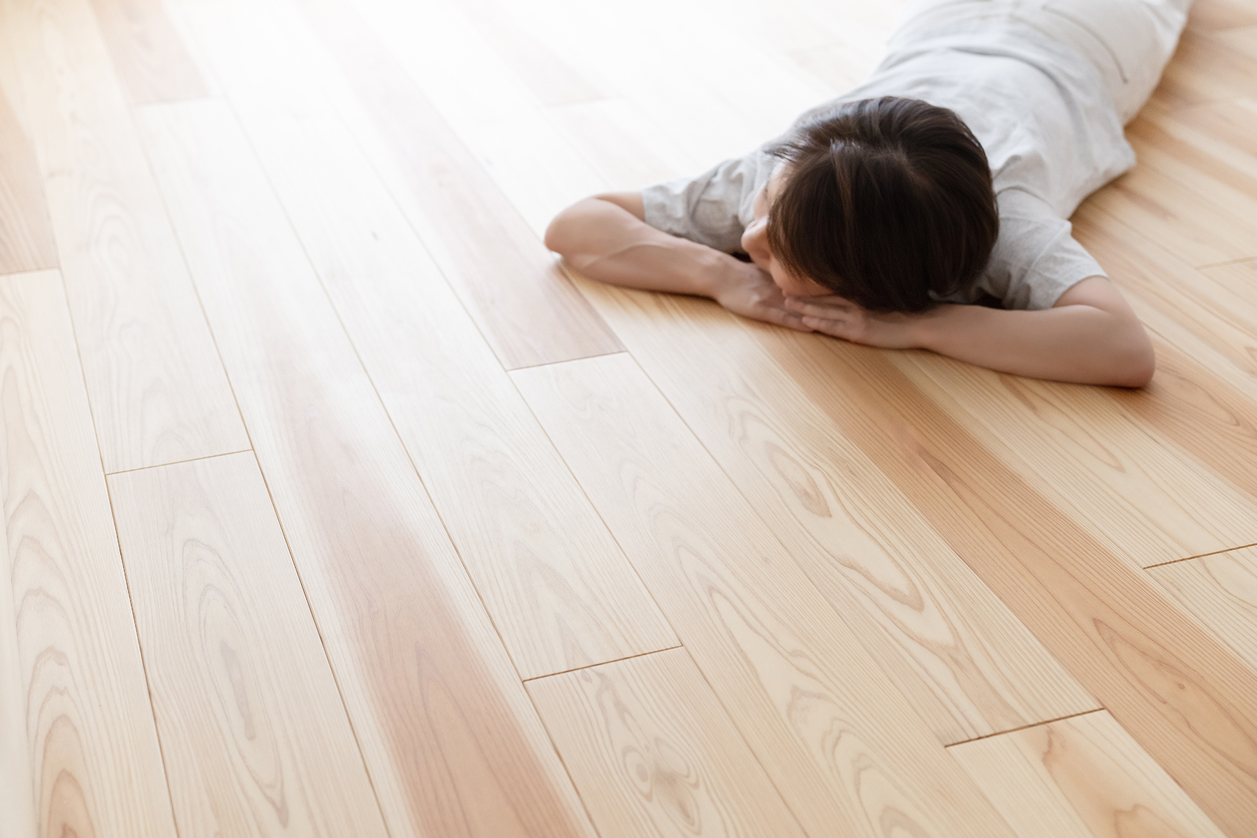 調湿や脱臭効果のある漆喰の塗り壁と優しい足ざわりの無垢材フローリングで構成された上質なリノベーション空間