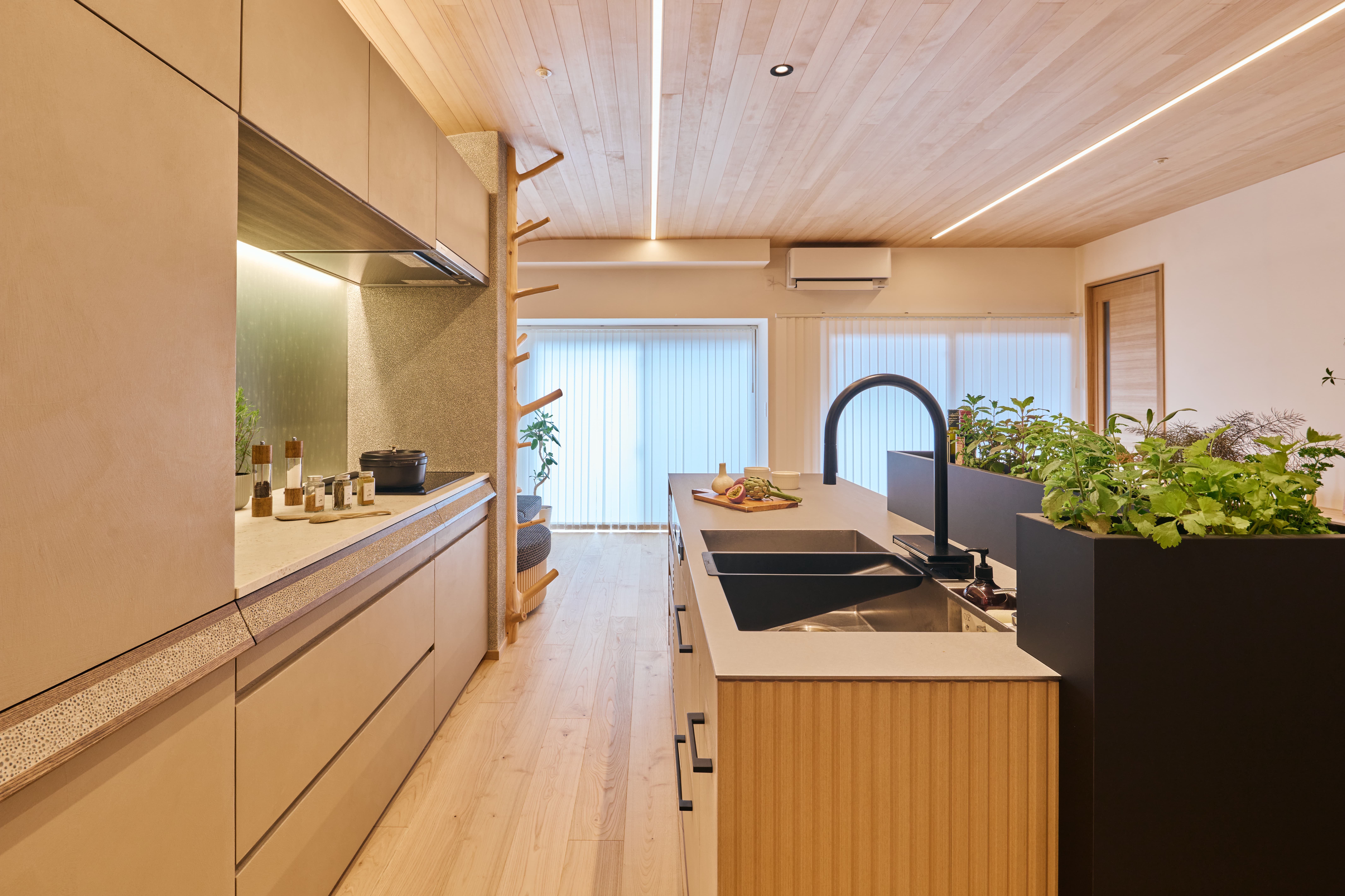 京都のマンションリフォーム設計：造り付け家具と統一された素材感で作る空間デザインの実例